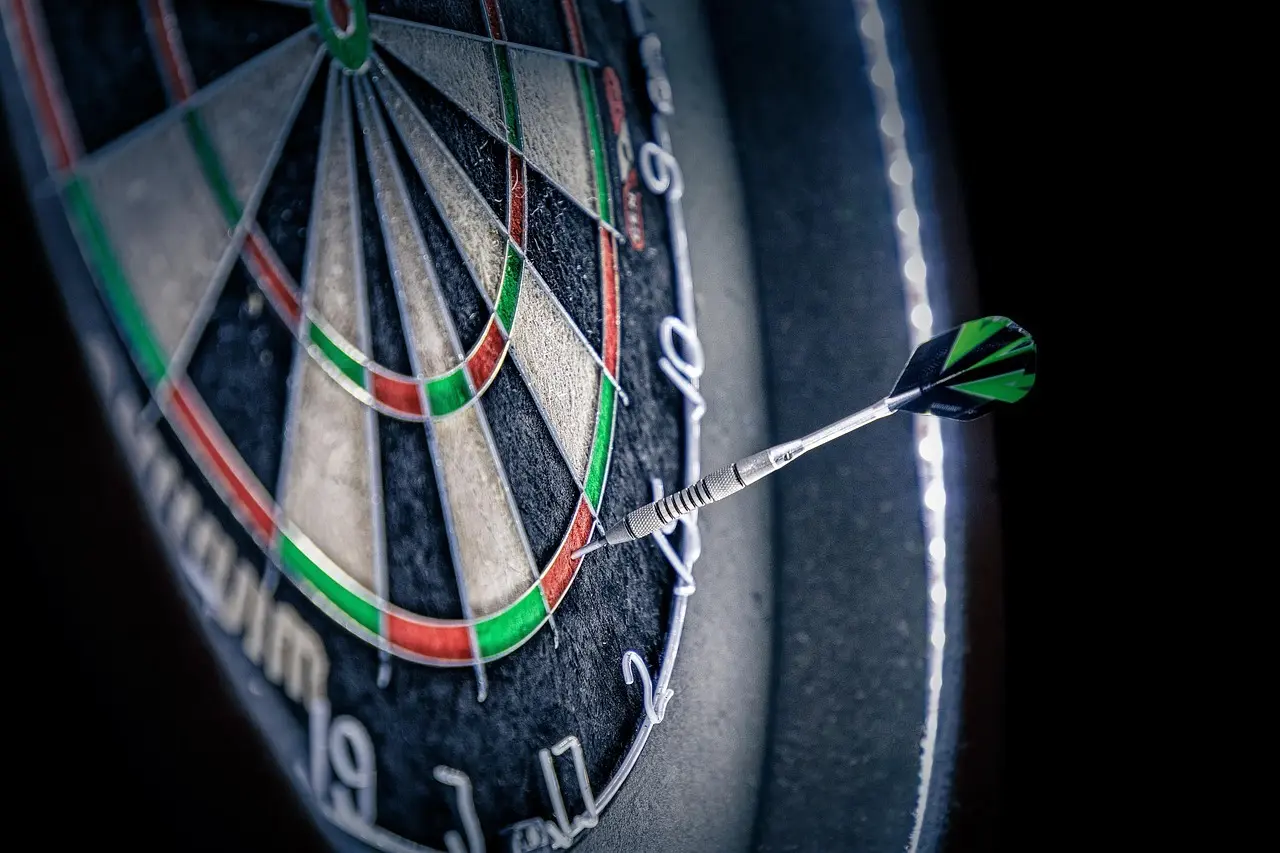 En dartpil i en dartskive