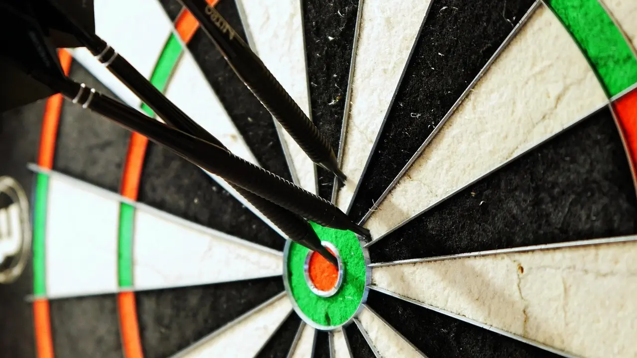 Dartskive med tre pile i bull's-eye